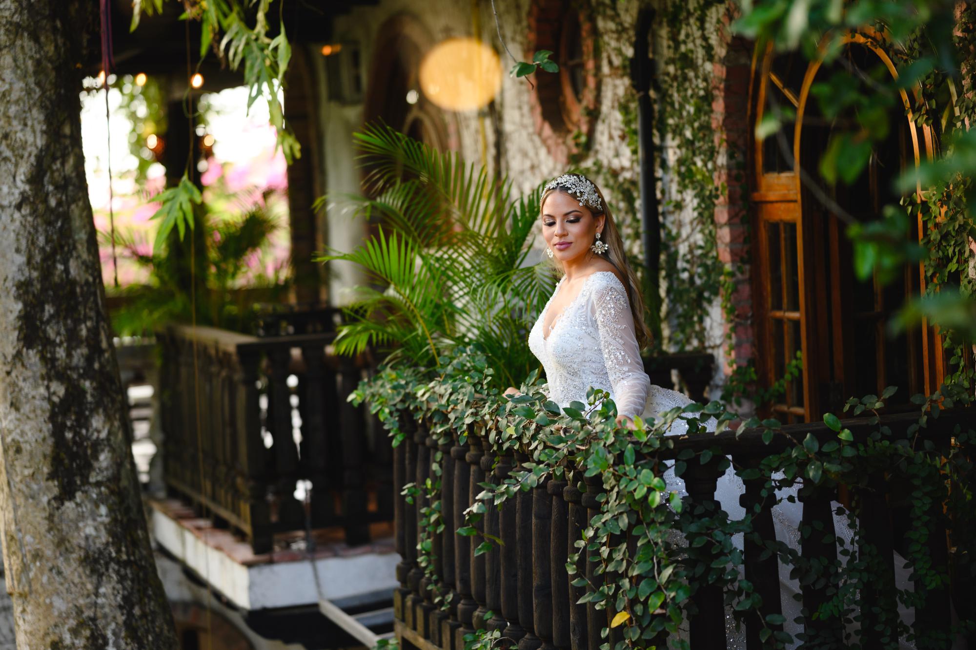 La novia en el balcón de Hacienda Siesta Alegre