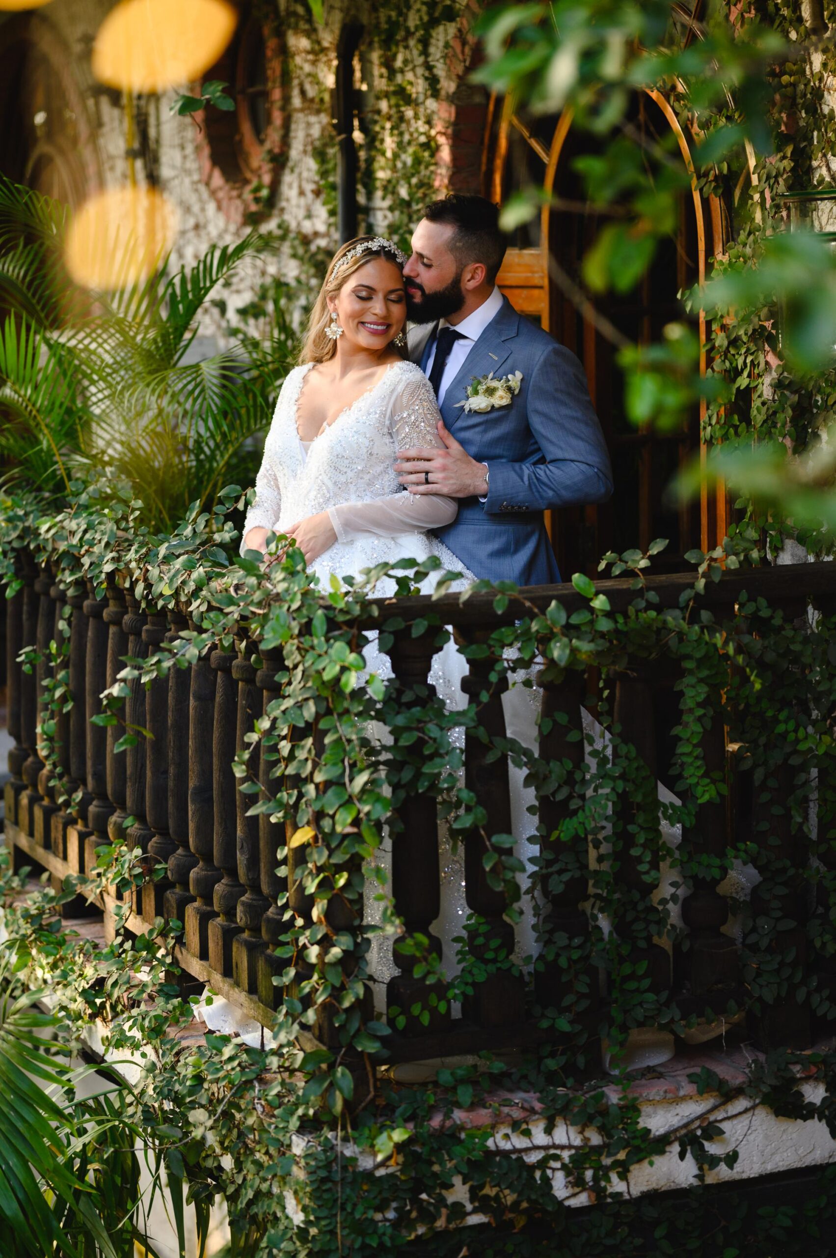 Los novios en el Balcón de Hacienda Siesta Alegre