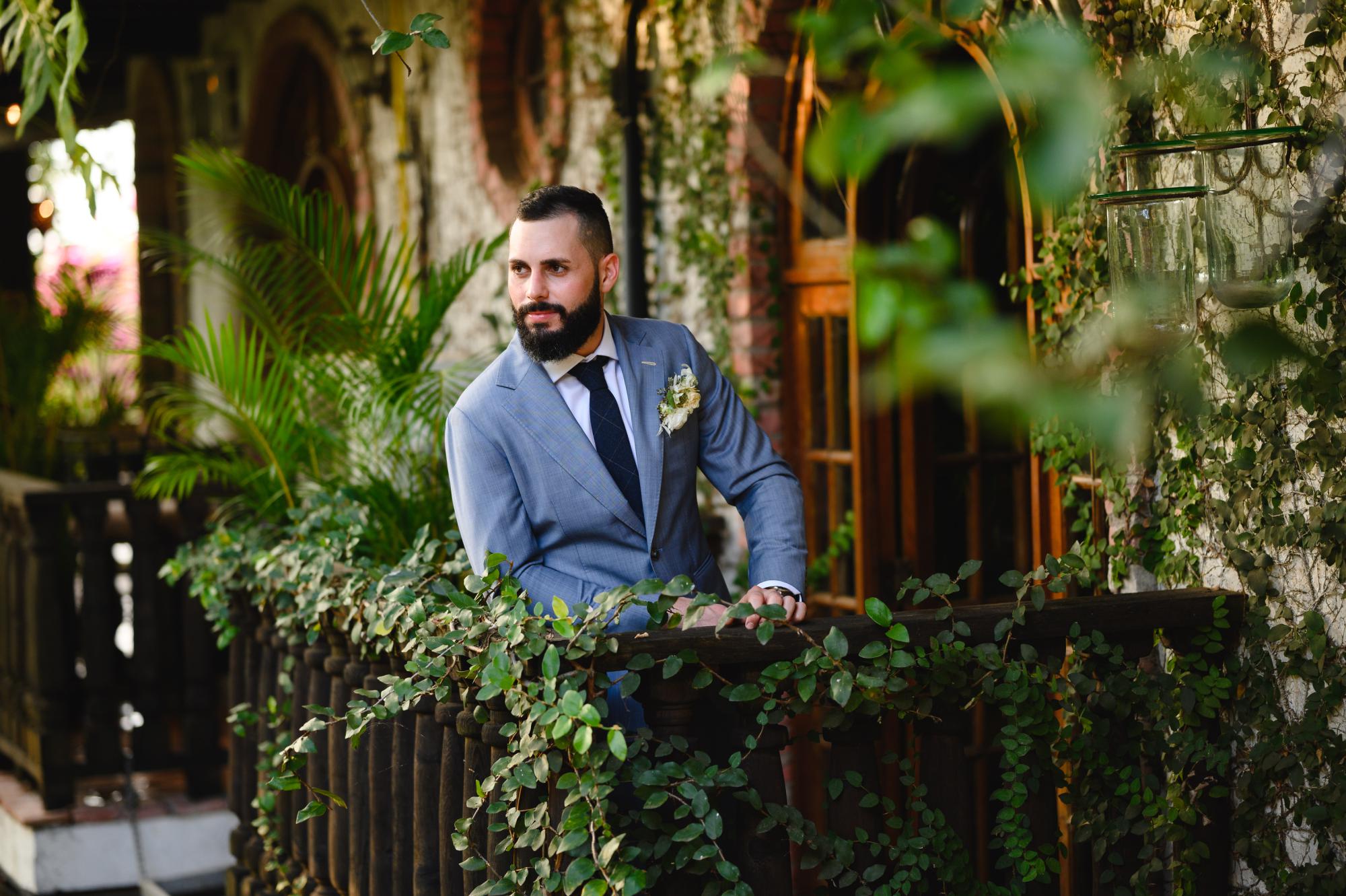 el novio en el balcón de hacienda siesta alegre