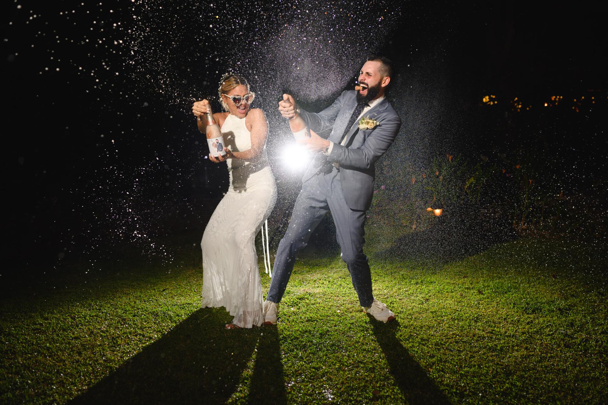 Los novios celebrando su matrimonio en Hacienda Siesta Alegre